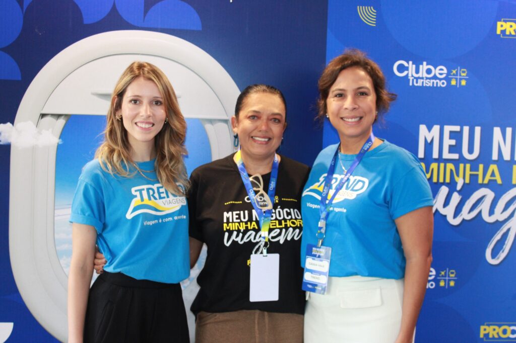 Noah Brito e Cássia do Vale, da Trend, ao lado de Márcia Souza, da Clube Turismo (Giulia Jardim/M&E)
