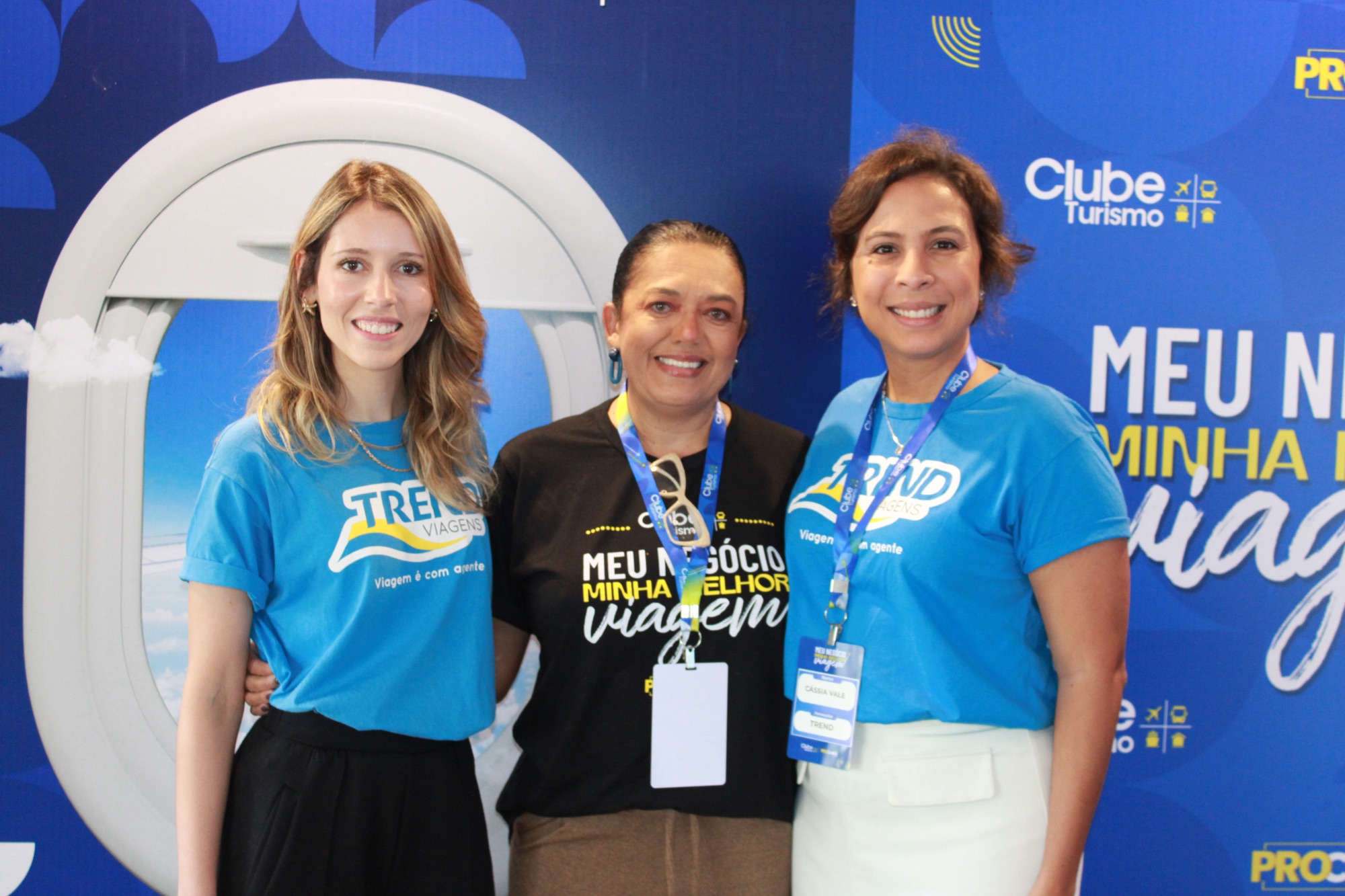 Noah Brito e Cássia do Vale, da Trend, ao lado de Márcia Souza, da Clube Turismo (Giulia Jardim/M&E)