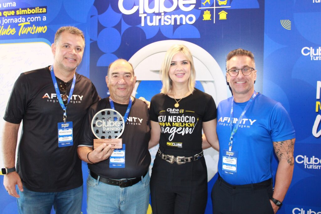 Ricardo Souza, Sr. França e Alexandre Santos, da Affinity, celebram troféu de reconhecimento ao lado da CEO do Clube Turismo Ana Virgínia (Giulia Jardim/M&E)