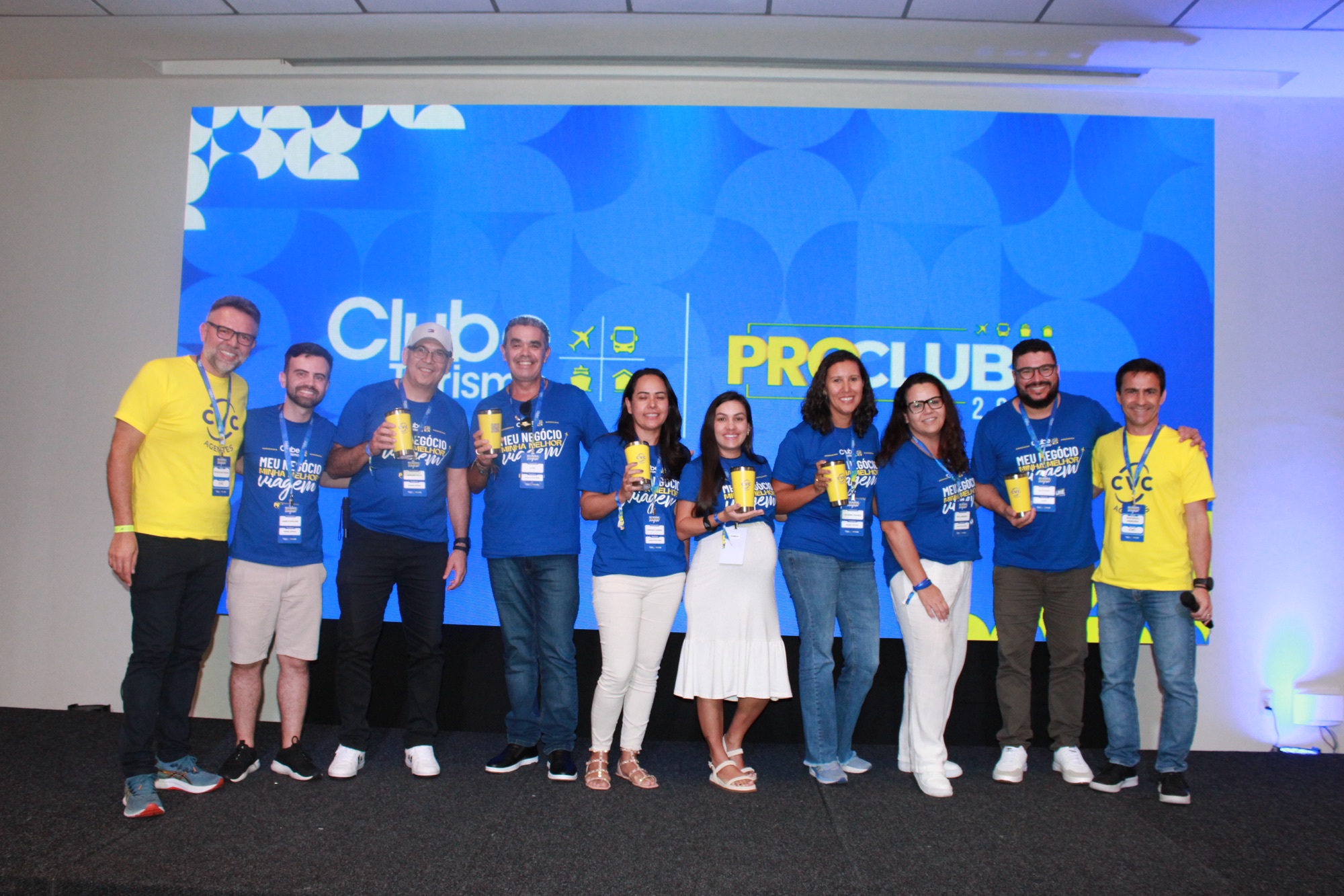 A CVC entrou no clima do ProClube 2025 e presenteou franqueados com brindes durante os sorteios (Giulia Jardim/M&E)