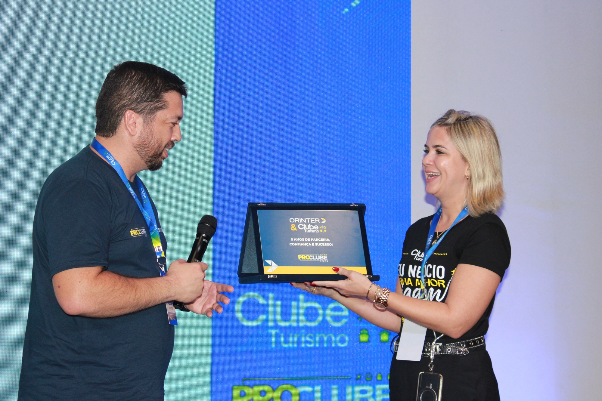 A Orinter presenteou Ana Virgínia, CEO da Clube Turismo, com um certificado de reconhecimento de parceria (Giulia Jardim/M&E)