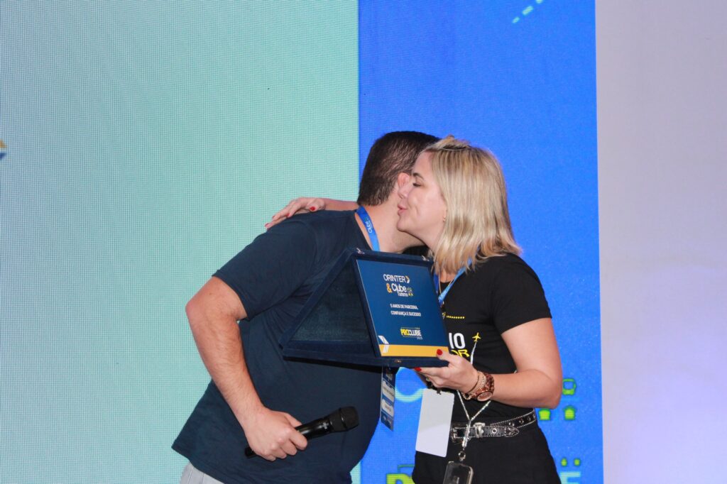 A Orinter presenteou Ana Virgínia, CEO da Clube Turismo, com um certificado de reconhecimento de parceria (Giulia Jardim/M&E)