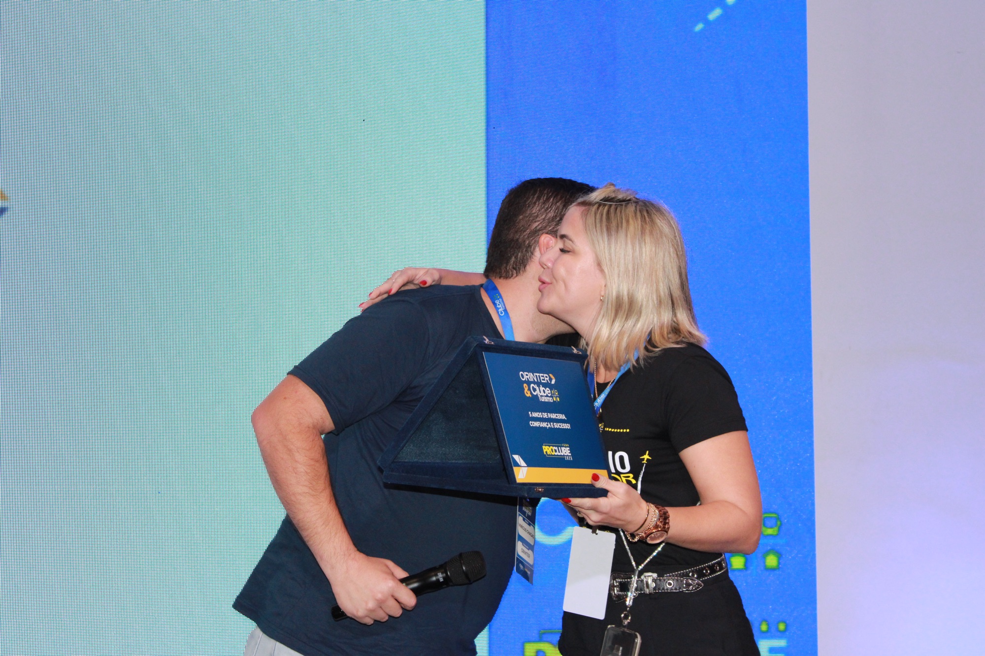 A Orinter presenteou Ana Virgínia, CEO da Clube Turismo, com um certificado de reconhecimento de parceria (Giulia Jardim/M&E)