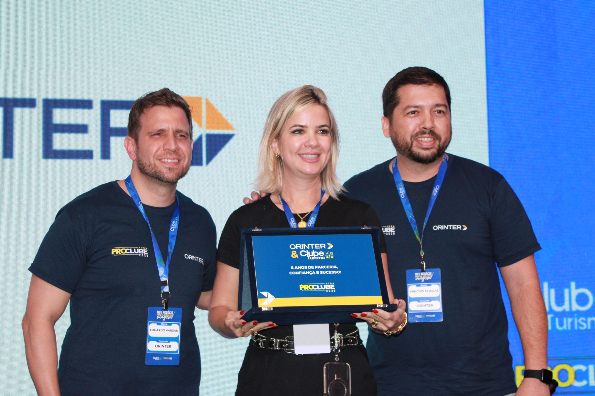 A Orinter presenteou Ana Virgínia, CEO da Clube Turismo, com um certificado de reconhecimento de parceria (Giulia Jardim/M&E)