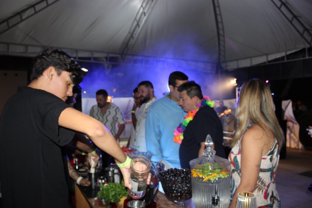 Convidados aproveitam noite de festa no evento da Azul Viagens durante a programação da ProClube 2025 (Giulia Jardim/M&E)