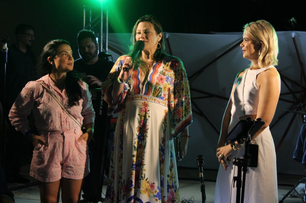 Jaciara Soares e Priscilla Godoy, da Azul Viagens, celebram ao lado de Ana Virgínia, CEO da Clube Turismo (Giulia Jardim/M&E)