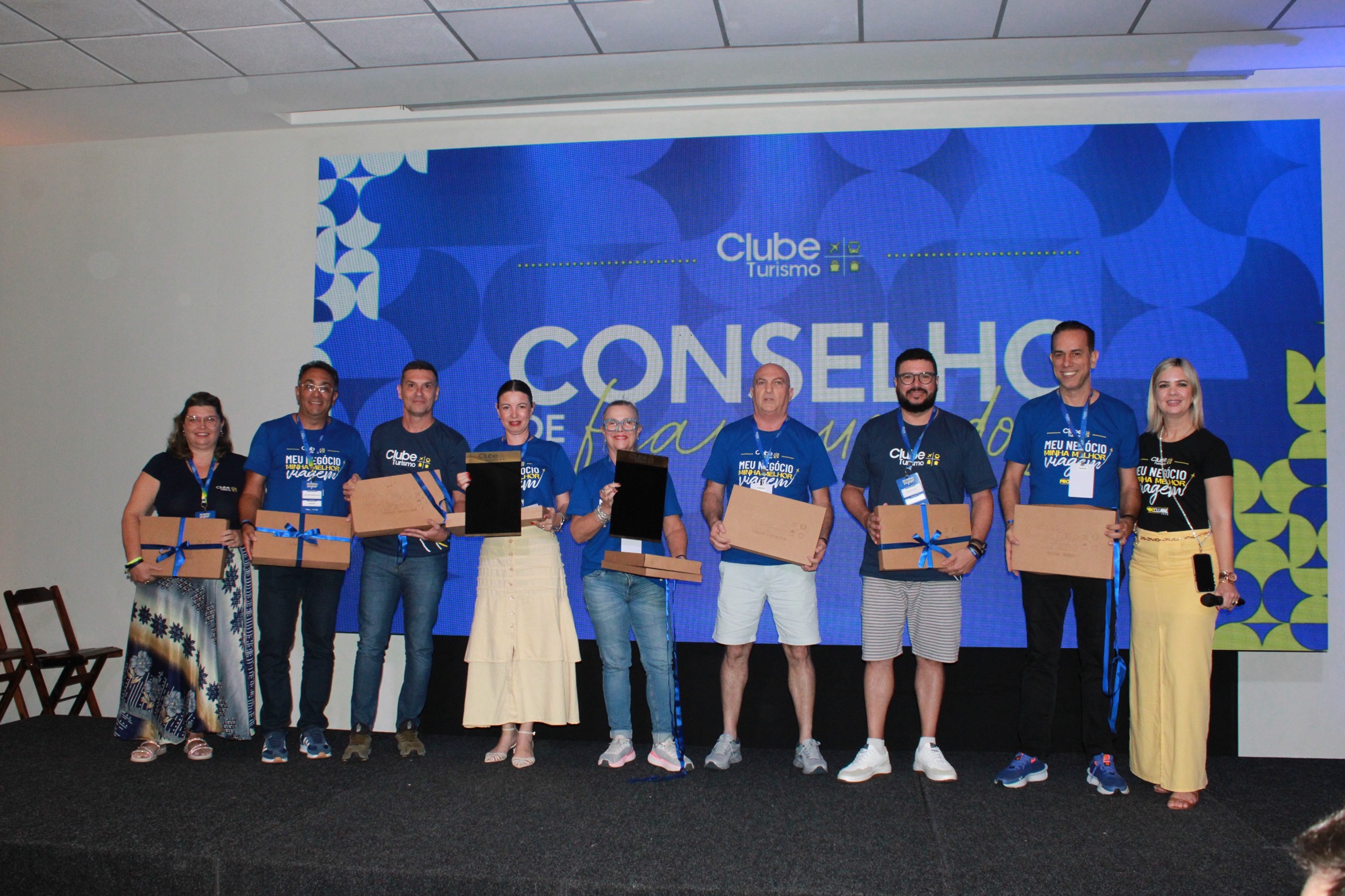 Membros do conselho da Clube Turismo são presenteados na cerimônia de encerramento do ProClube 2025 (Giulia Jardim/M&E)