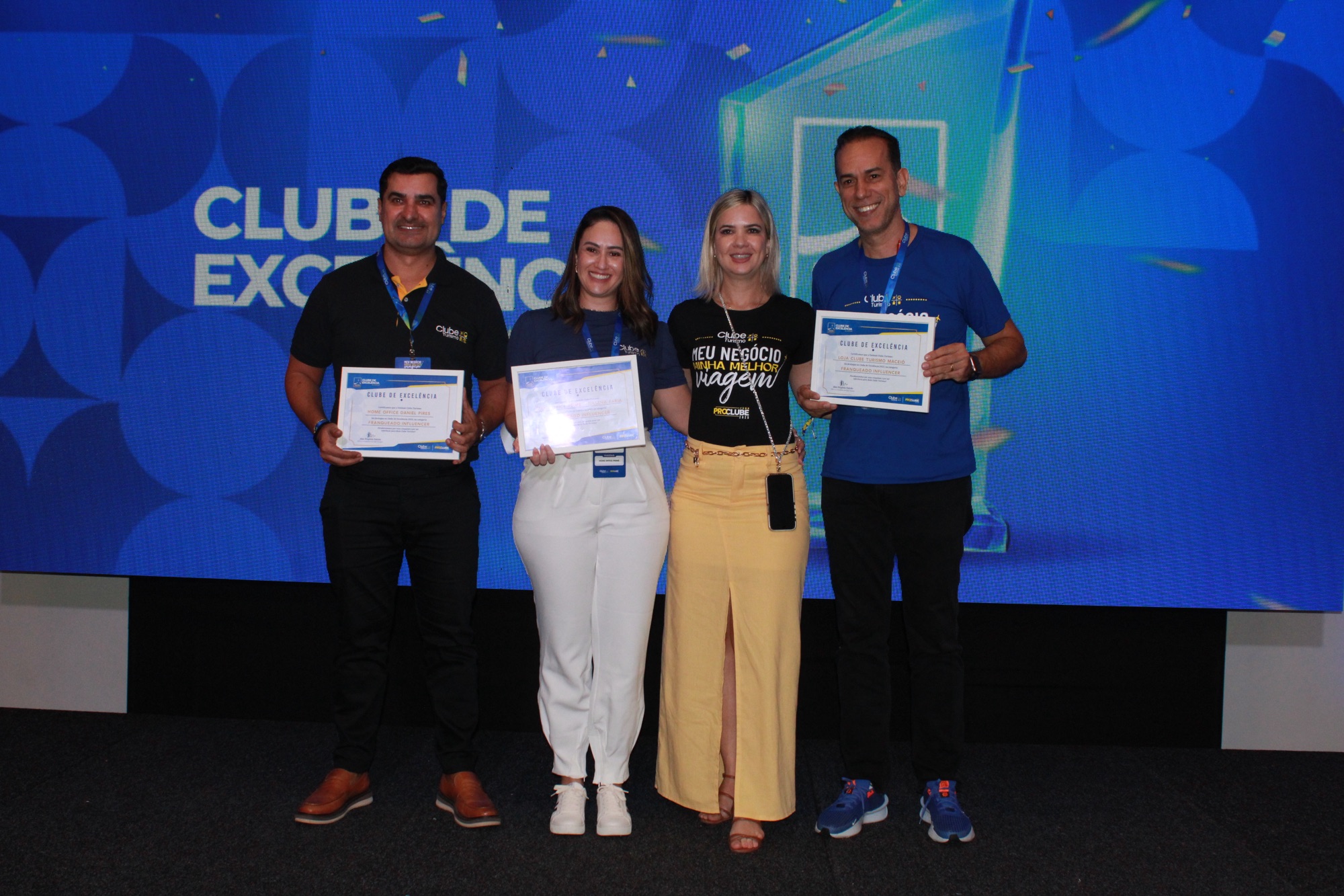 Daniel Pires (Home), Juliana Farias (Prime) e Júnior, representando a equipe da loja Master AL/SE, receberam destaque na categoria Franqueado Influencer (Giulia Jardim/M&E)