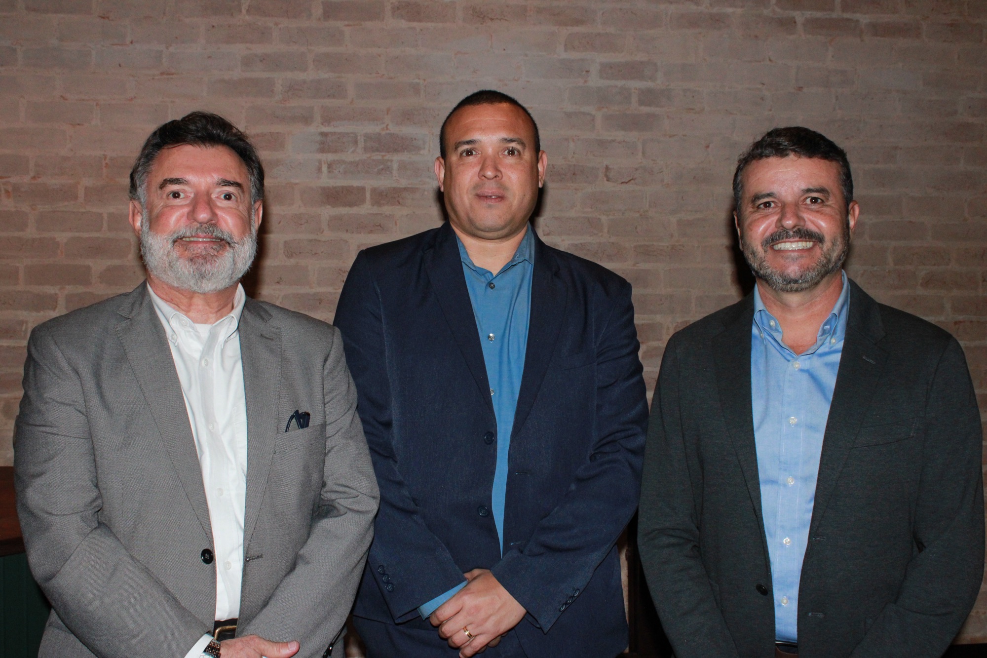Alexandre Santos, da Tristar Turismo; Fabiano Coelho, da Maringá Turismo; e Leandro Lustosa, da American Airlines (Giulia Jardim/M&E)