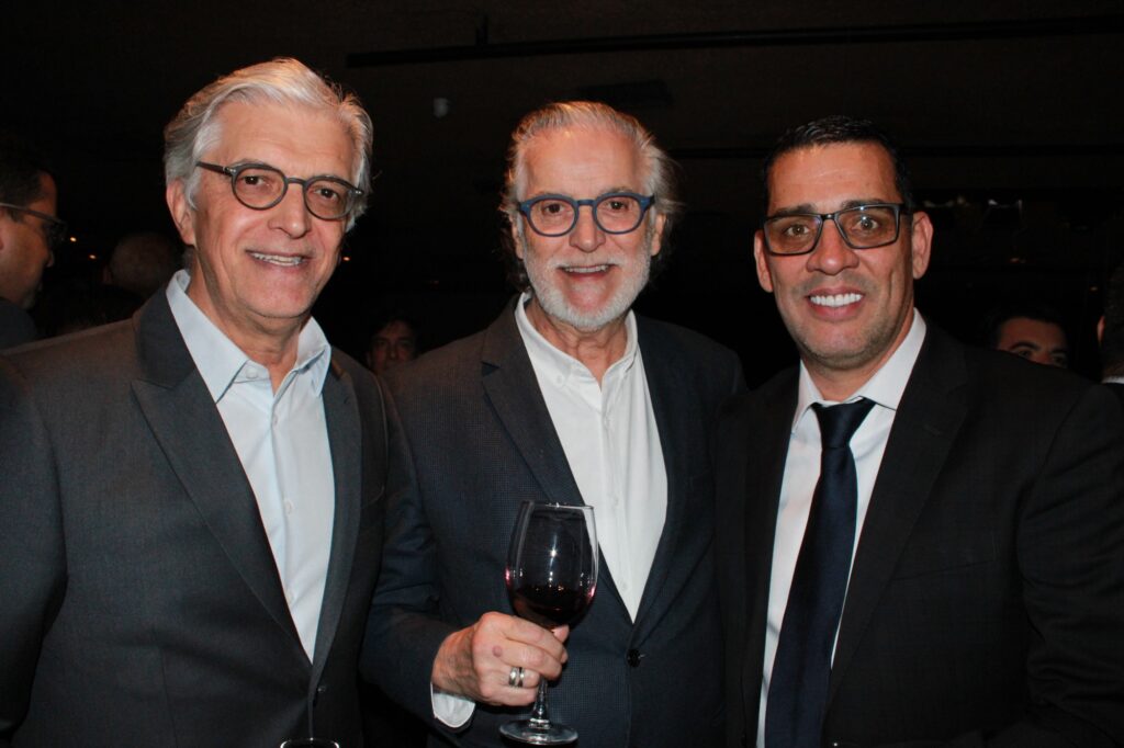 Amauri e Gilmar Caldeira, da Sobratur; ao lado do presidente da Abracorp, Siderley Santos (Giulia Jardim/M&E)