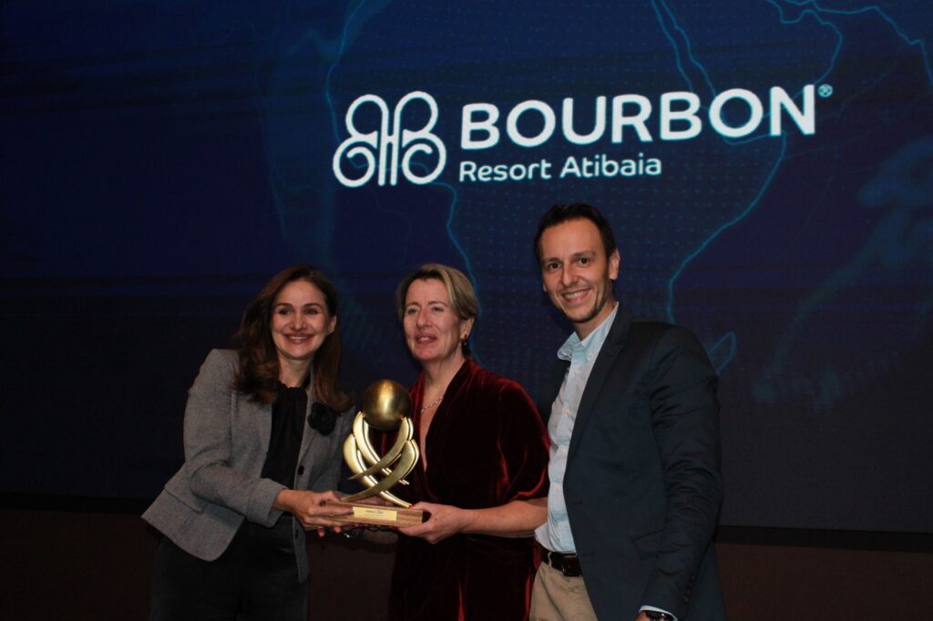 Vânia Dezordi e Annie Morrissey, da Rede Bourbon, recebem o prêmio de 'Melhor Resort para Eventos e Incentivos' das mãos de Bruno Waltrick, da Maiorca Turismo (Giulia Jardim/M&E)