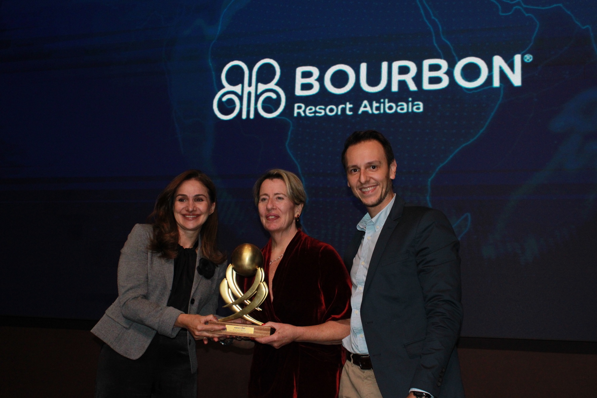 Vânia Dezordi e Annie Morrissey, da Rede Bourbon, recebem o prêmio de 'Melhor Resort para Eventos e Incentivos' das mãos de Bruno Waltrick, da Maiorca Turismo (Giulia Jardim/M&E)