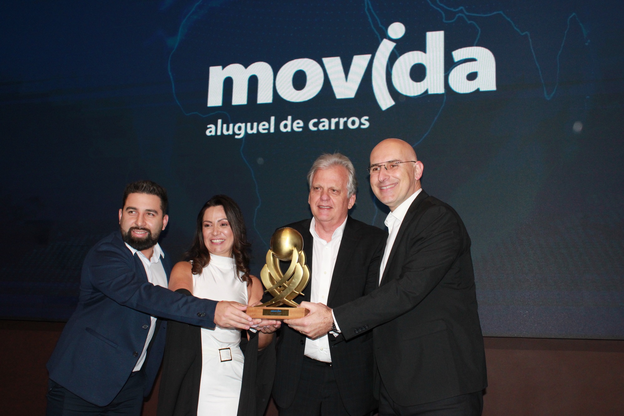 Wesley Vieira, Cristiane Yumi e Jamyl Jarrus, da Movida, recebem o prêmio de 'Melhor Locadora de Veículos Nacional' das mãos de Edmar Bull, da Copastur (Giulia Jardim/M&E)