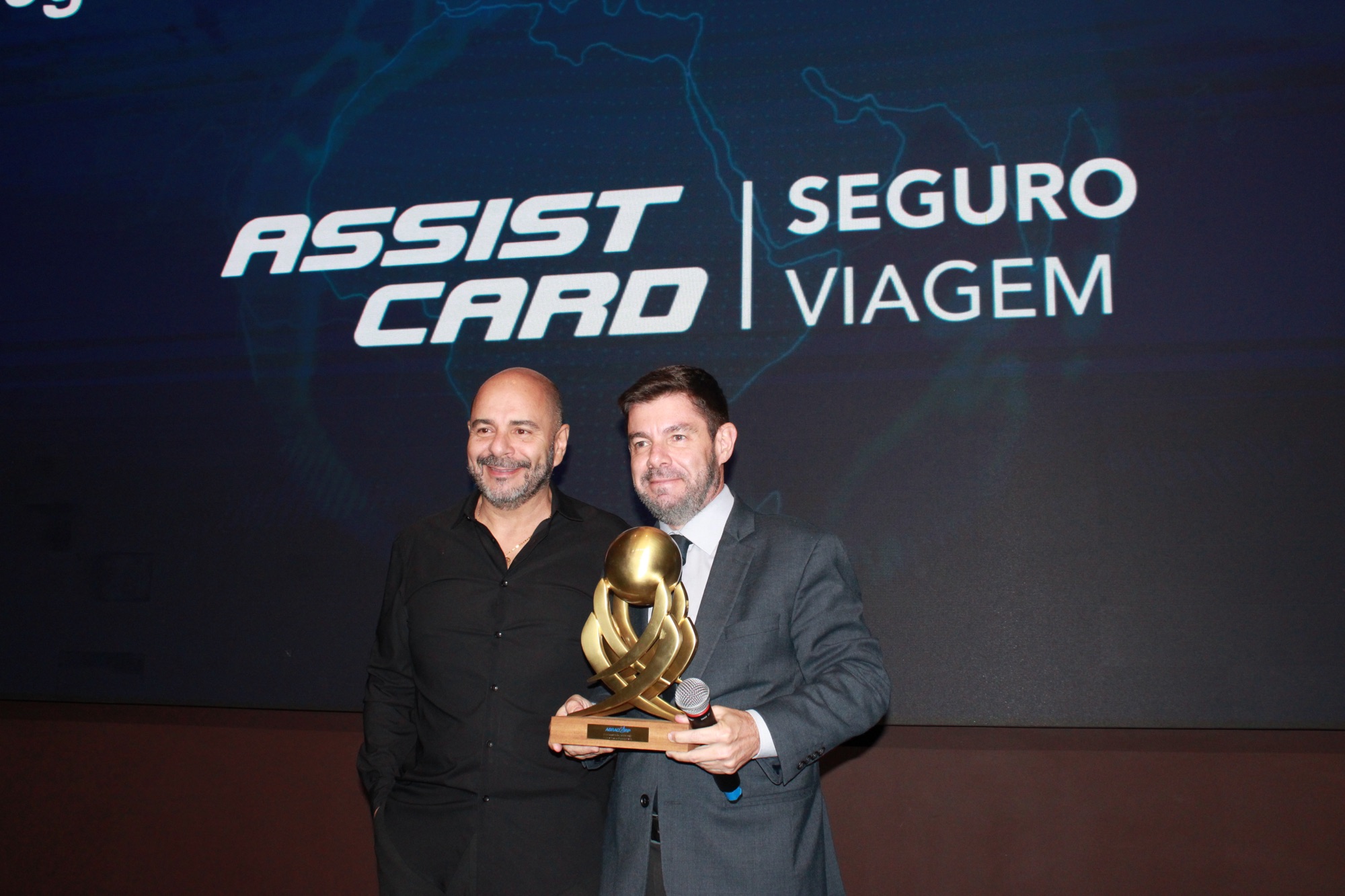 Alexandre Camargo, da Assist Card, recebem o prêmio de 'Melhor Seguro Viagem Nacional' das mãos de Marcello Restivo, da Tivolitur (Giulia Jardim/M&E)