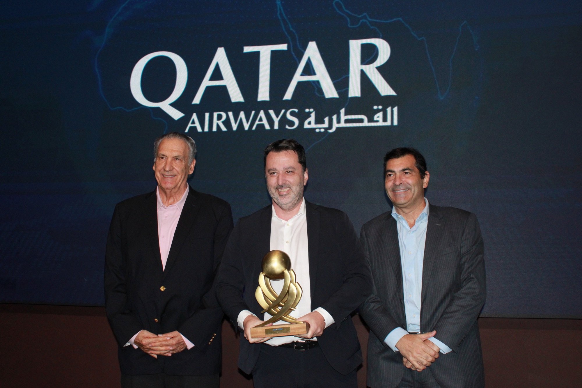 Renato Hagopian e Rodrigo Galvão, da Qatar Airways, recebem o prêmio de 'Melhor Comapanhia Aérea Internacional para Oriente Médio, Ásia e Pacífico' das mãos de Antonio Fernando Slomp, da Avipam (Giulia Jardim/M&E)