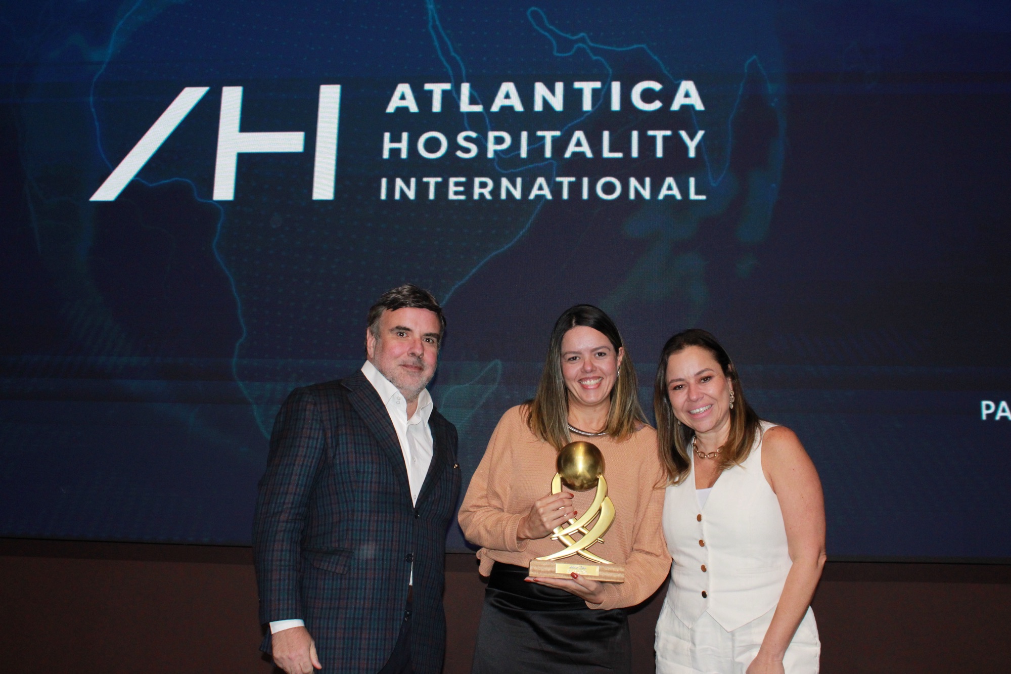 Daiane Nogueira e Priscila Pereira, da Rede Atlantica, recebem prêmio de 'Melhor Rede Hoteleira Nacional' das mãos de Mariano Santos, da Rio Travel (Giulia Jardim/M&E)