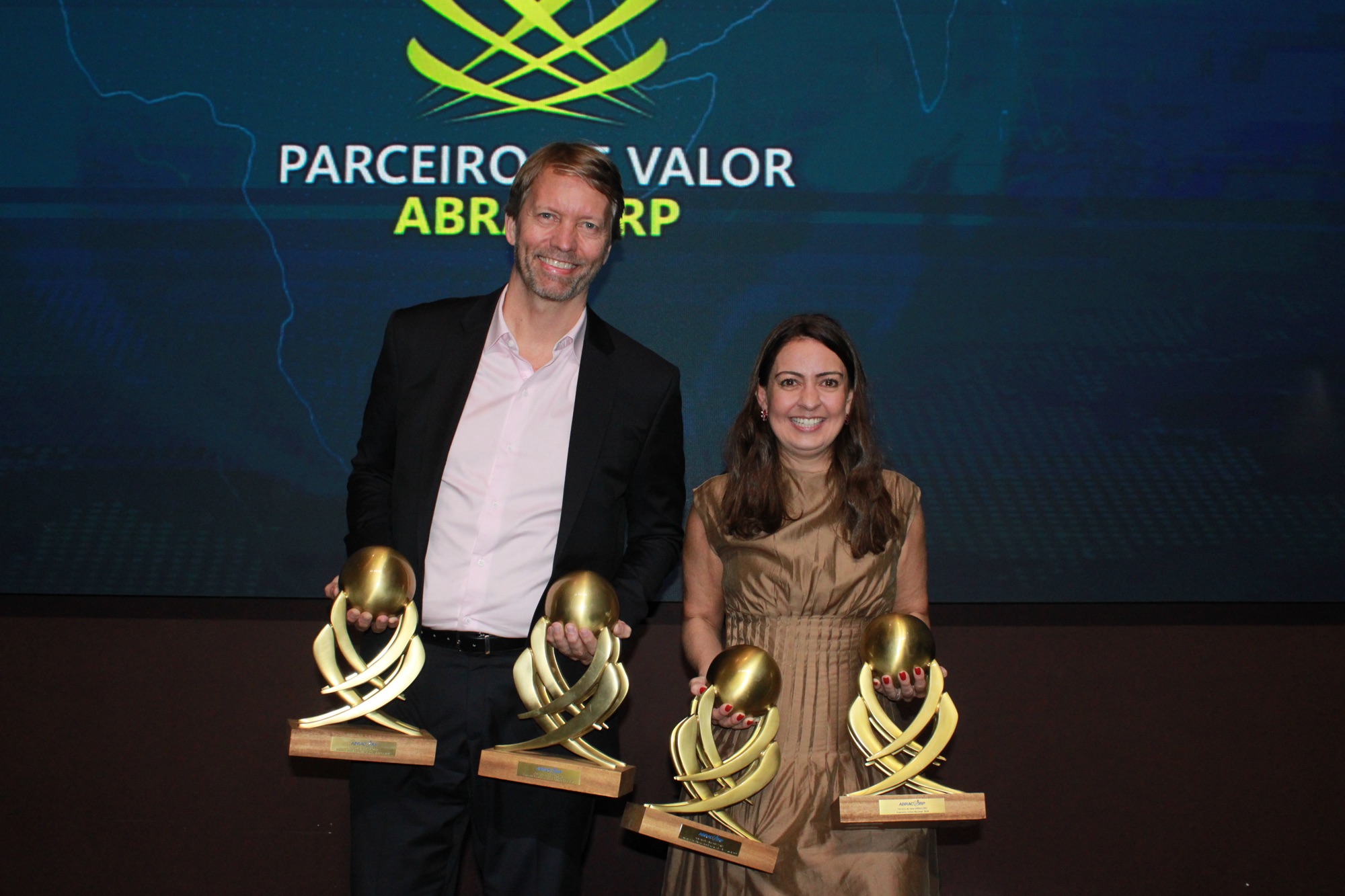 Jerome Cadier e Aline Mafra, da Latam, com os quatro troféus recebidos pela companhia aérea (Giulia Jardim/M&E)