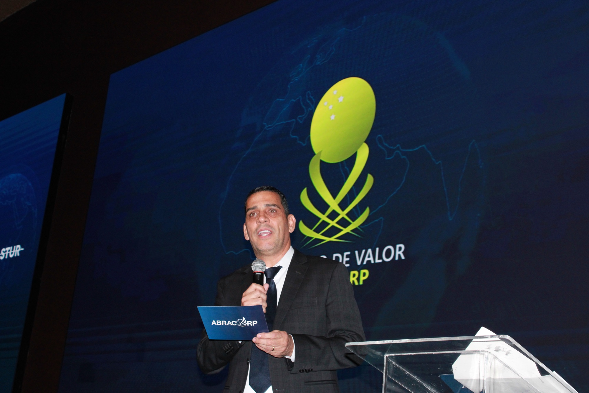 Presidente da Abracorp, Siderley Santos, dá início à cerimônia de premiação (Giulia Jardim/M&E)