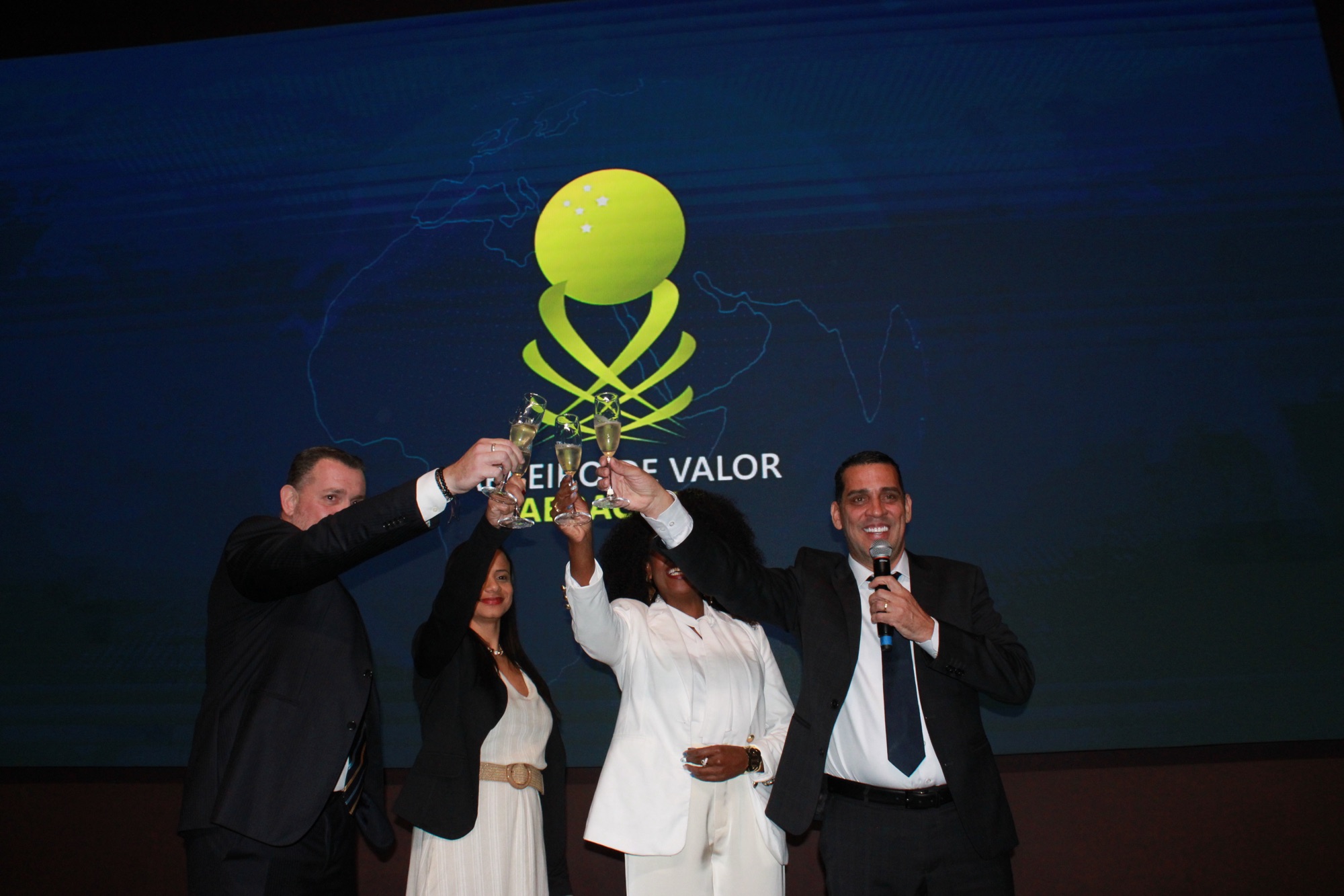 Executivos brindam em celebração aos 15 anos da Abracorp (Giulia Jardim/M&E)