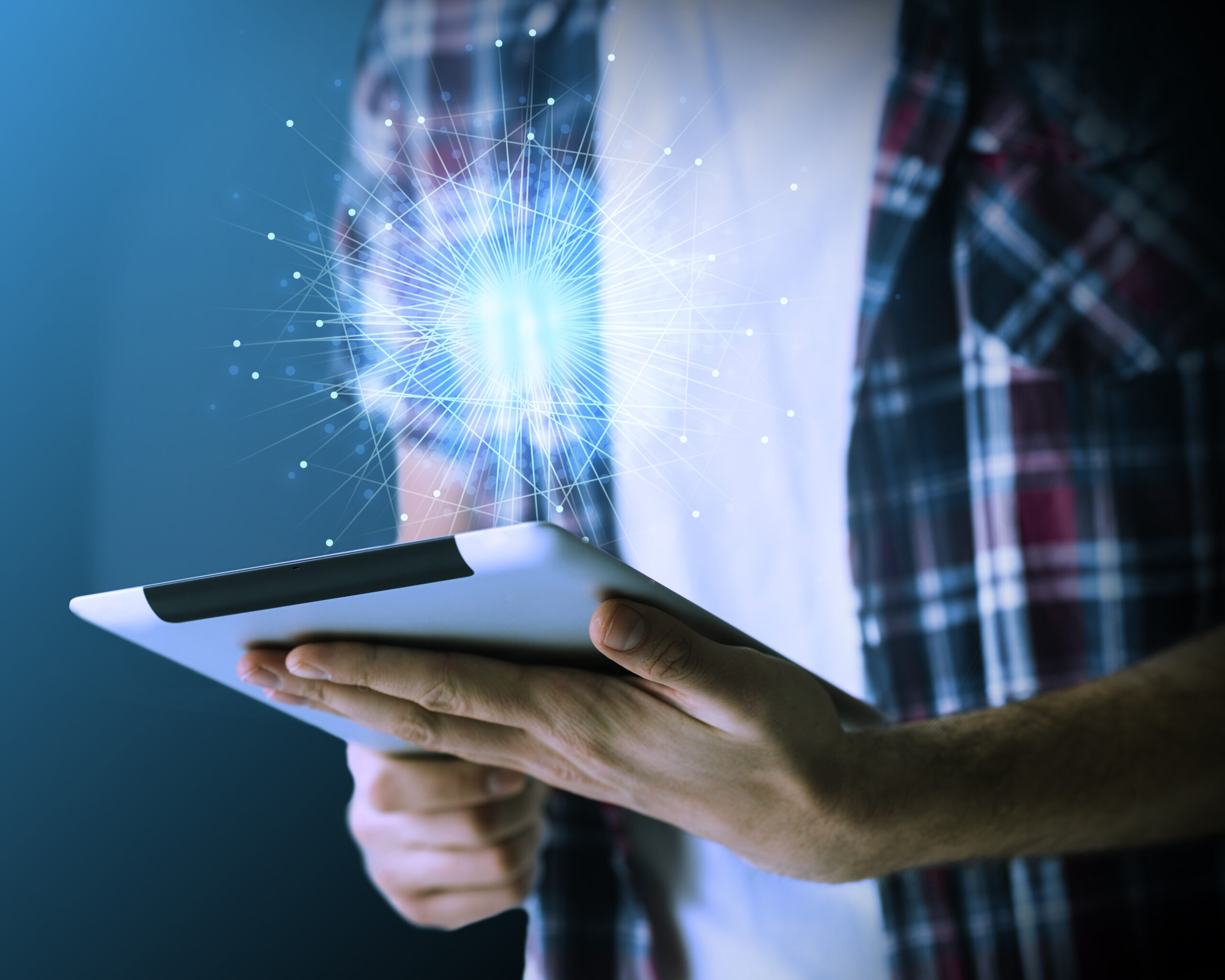 man using tablet work connect with others scaled Governo cria grupo para coordenar plano de inteligência artificial no país