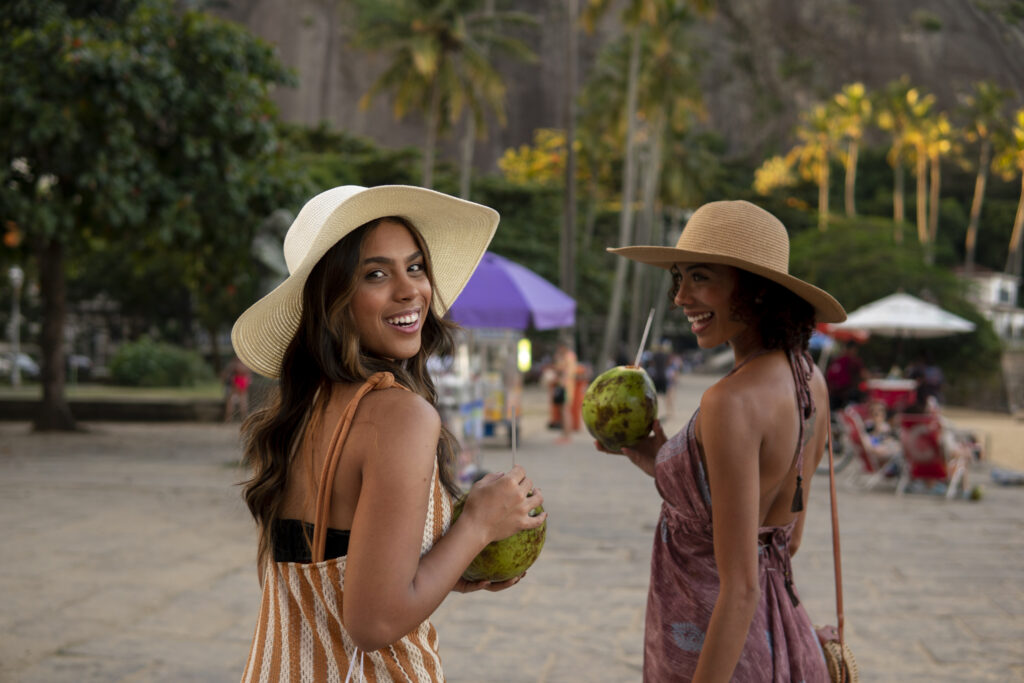 mulheres de tiro medio vestindo roupas de ferias Brasil bate recorde de turistas internacionais no primeiro quadrimestre de 2025