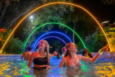 AquaGlow retorna ao Aquatica Orlando com experiências inéditas e muito neon