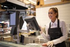 Alojamento e Alimentação são os setores privados que mais empregam mulheres no Brasil