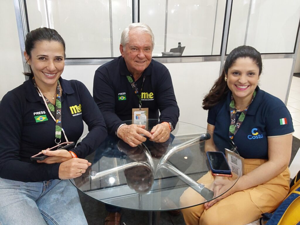 Beatriz do Vale e Roy Taylor, do M&E, e Leila Melo, da Costa Cruzeiros