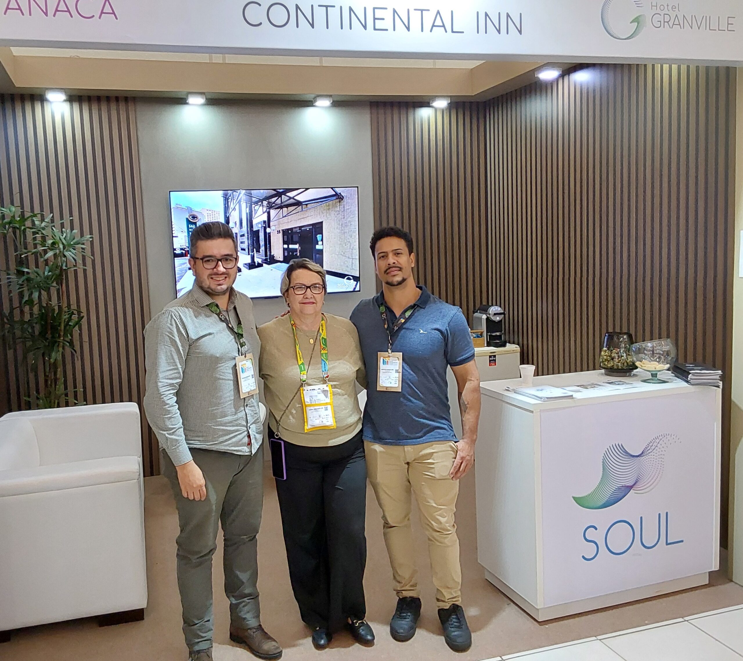 Thiago Gonçalves , Maria .José Portinho e Gustavo Gonçalves, do Continental Inn Hotel Thiago Gonçalves , Maria .José Portinho e Gustavo Gonçalves, do Continental Inn Hotel