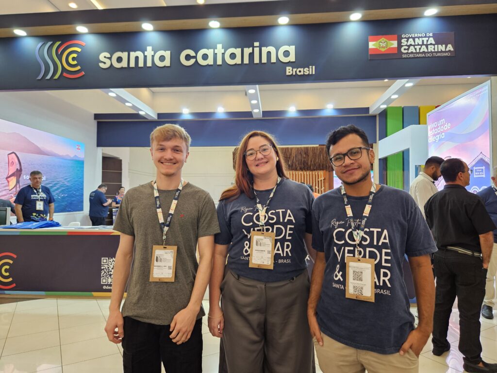 Guilherme Defr, da prefeitura de Rosa Lima, e Raissa Schneider e Eberton Siqueira, da Costa Verde & Mar
