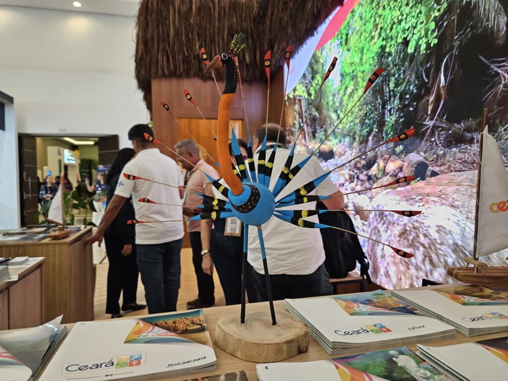 Enfeite de pavão no estande do Ceará
