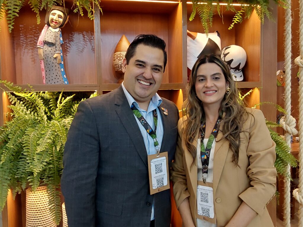 Wesley Assis, do Hotel Santana de Iracema com Denise Carrá, secretária de Turismo de Fortaleza