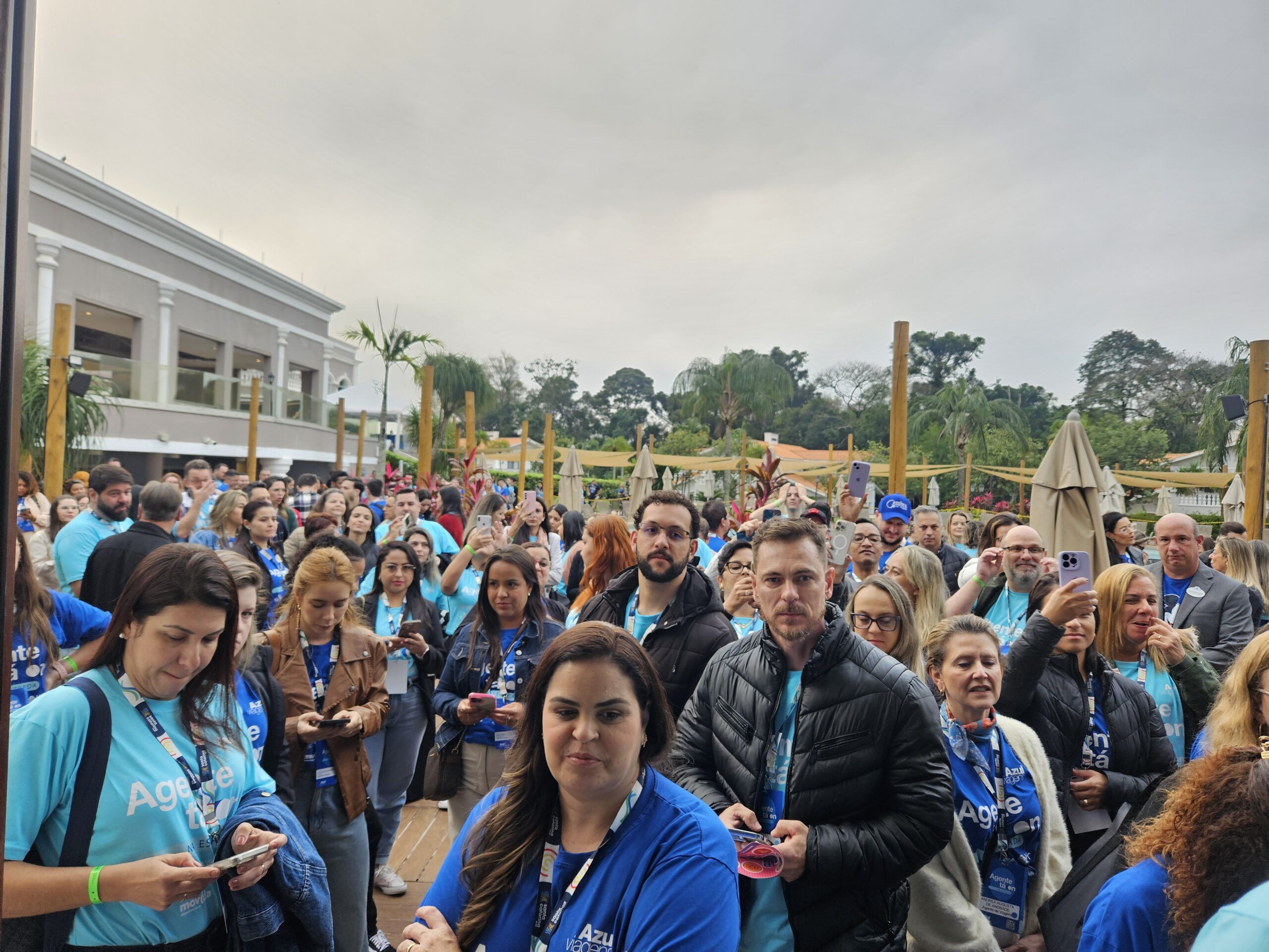 Agentes de viagem aguardam o início do evento