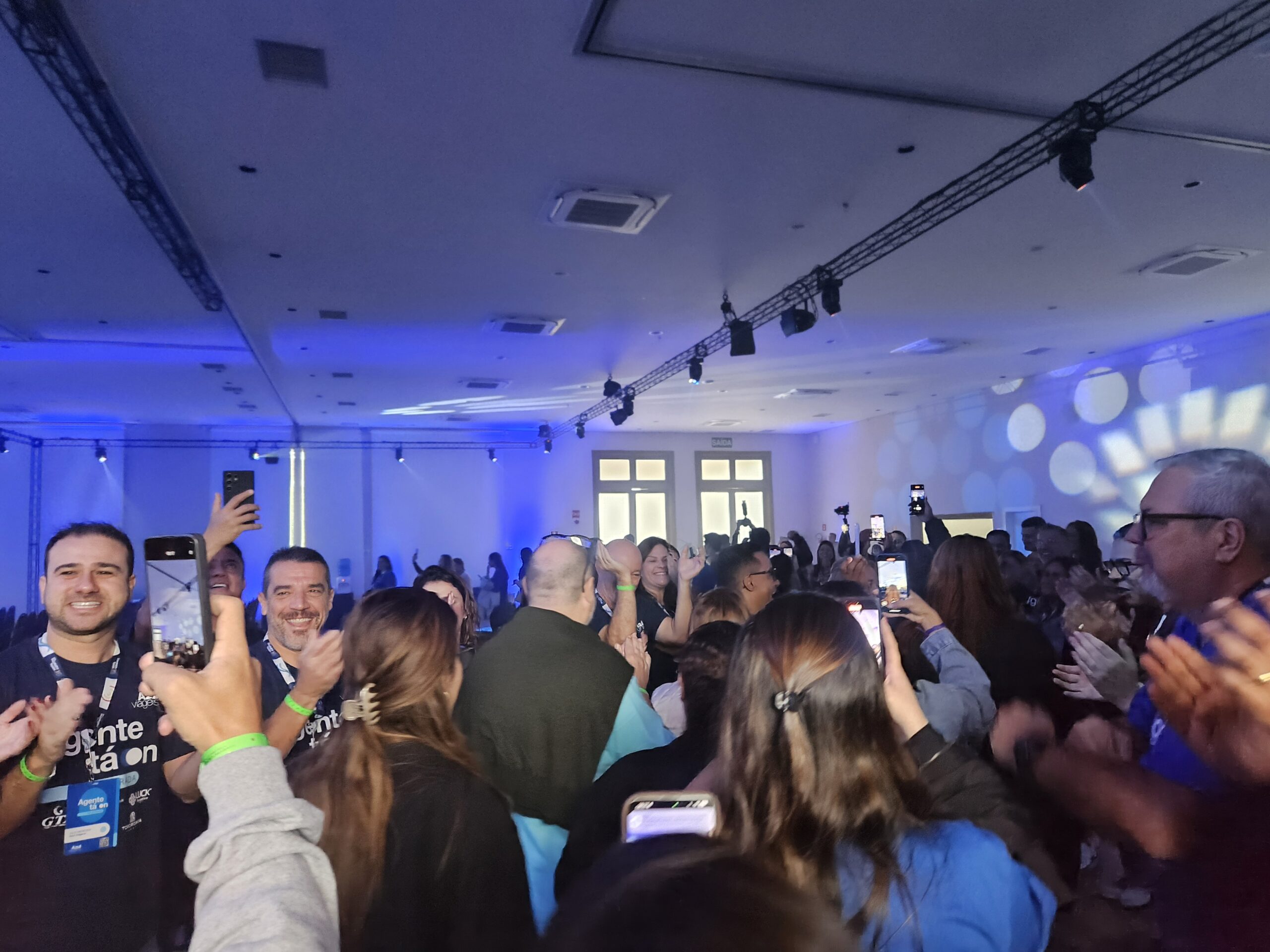 Profissionais são recebidos pela equipe da Azul Viagens ao som de Alceu Valença, palmas e muita animação