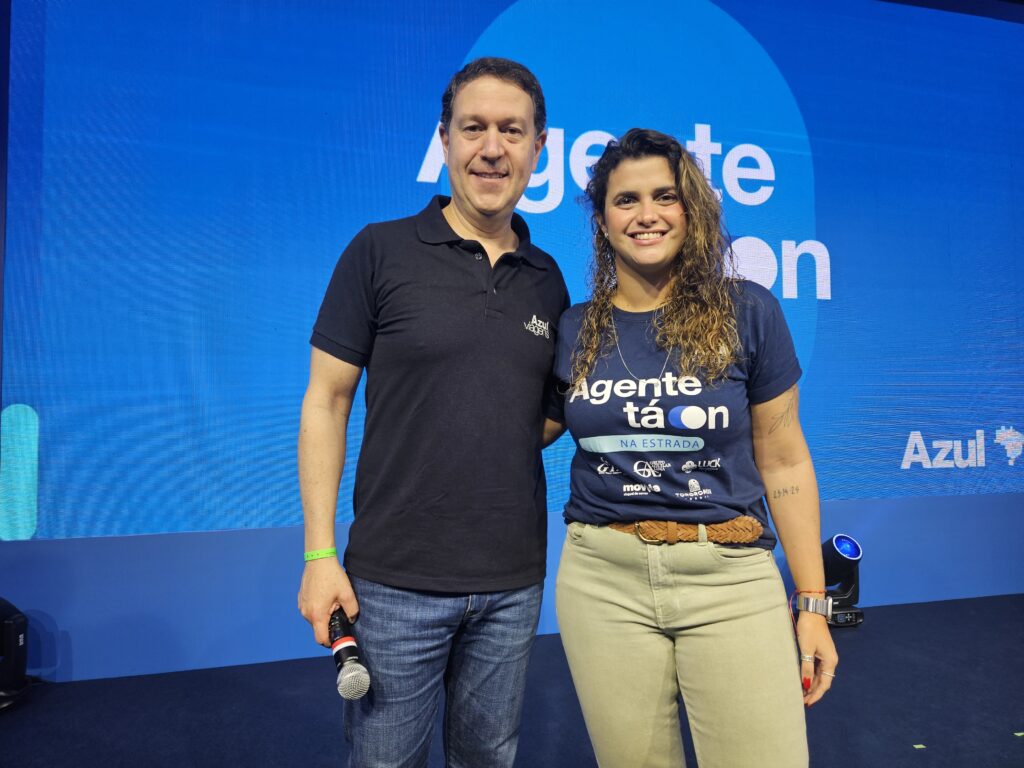 Daniel Bicudo, da Azul, e Giulianna Mesquista, da Azul Viagens