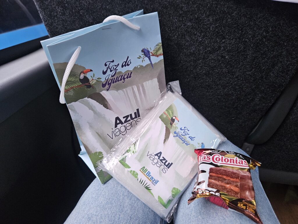 Uma capa de chuva e um alfajor