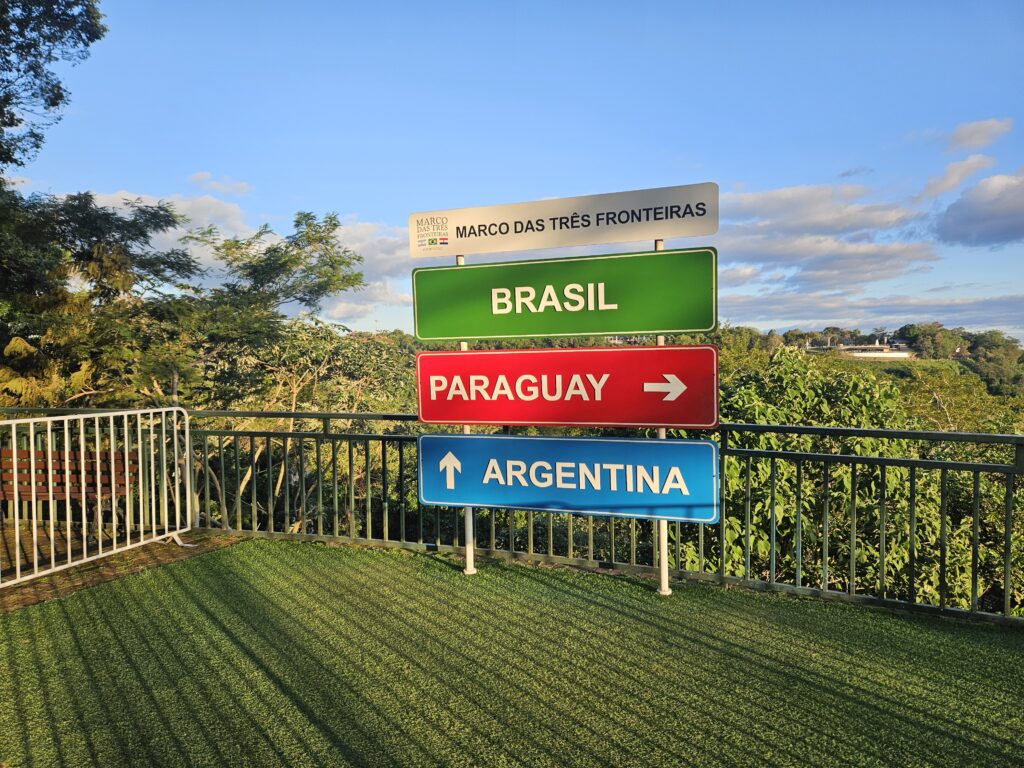 É um ponto de encontro dos rios Iguaçu e Paraná, que formam a fronteira natural entre os três países