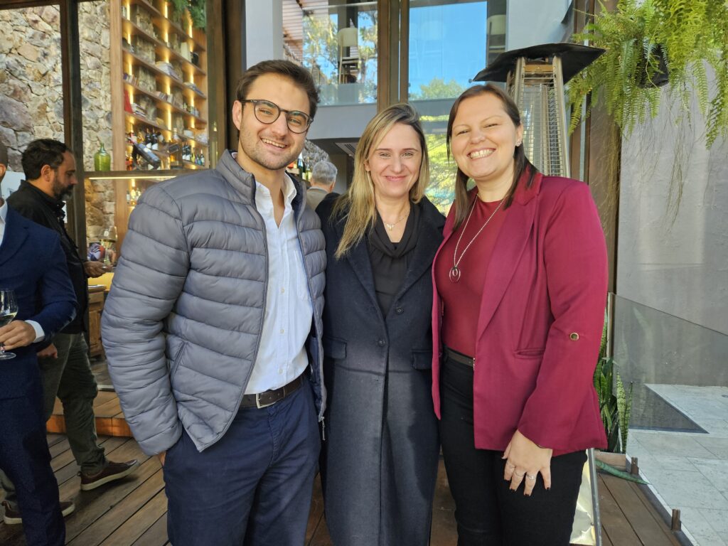 Rodrigo Lozasso e Katia Locatelli, da Smiles, e Talita Bertolani, da CVC Corp