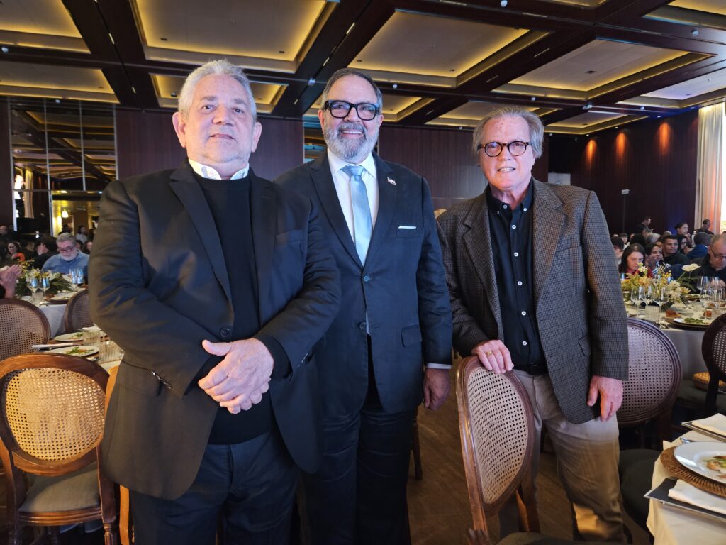Roberto Henriquez, vice-ministro da República Dominicana, John Hazim, consul general da República Dominicana em São Paulo, e Maurício Viana, das Ilhas Cayman