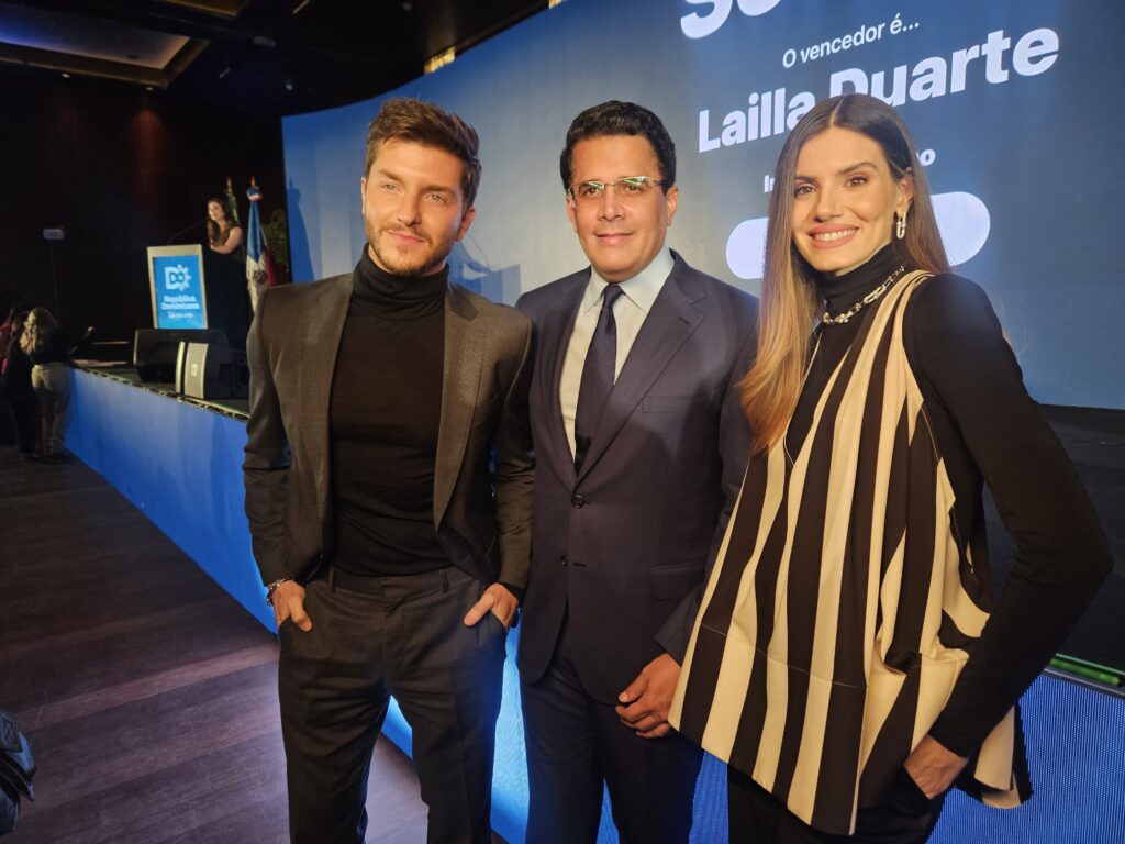 David Collado, ministro do Turismo da República Dominicana, com os atores Klebber Toledo e Camila Queiroz