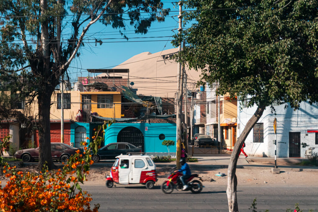 A cidade cresceu dentro do deserto e hoje contrasta com as dunas