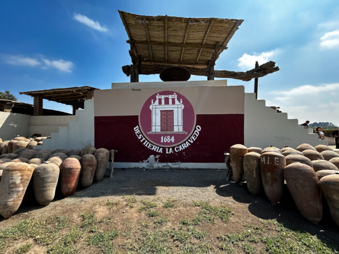 Pisco, oásis e aventura: Orinter leva agentes ao Peru off-road em Ica 2 A destilaria La Caravedo e uma das principais na producao de pisco no Peru e1749227636562 1 Pisco, oásis e aventura: Orinter leva agentes ao Peru off-road em Ica