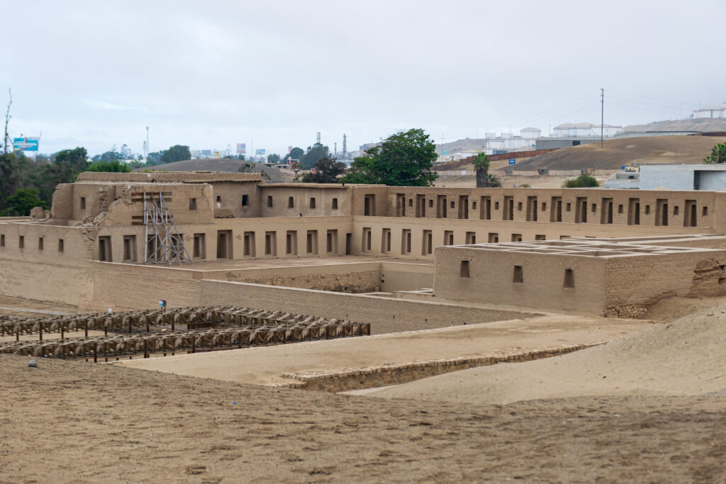 A maioria das construções foi feita com adobe (tijolos de barro seco ao sol), material abundante na costa peruana