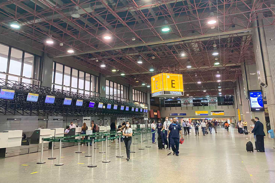 Ventos fortes em São Paulo causam desvio de voos em Guarulhos nesta segunda (28) 1 Congonhas opera normalmente enquanto Guarulhos enfrenta redirecionamentos por segurança (Divulgação/GRU)