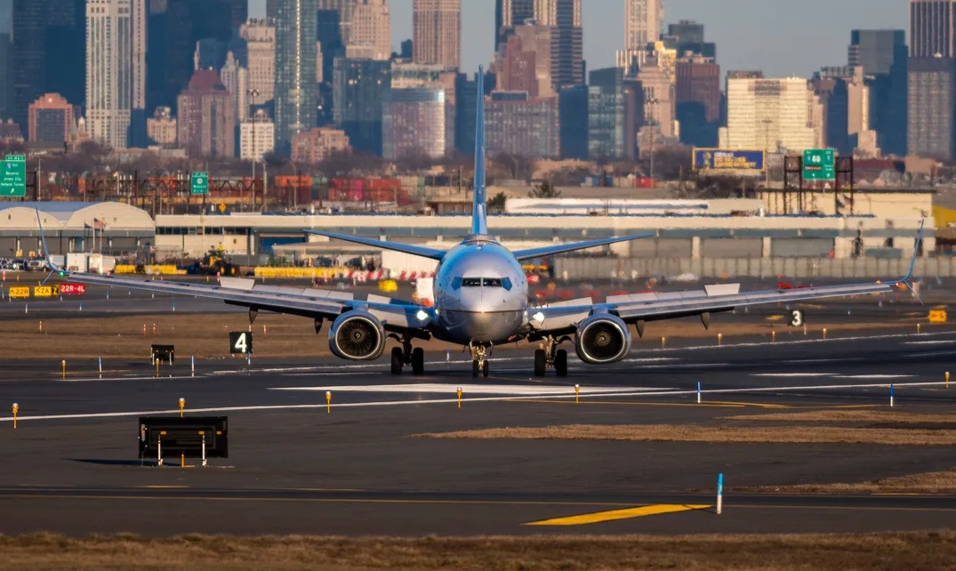 Com crise no controle aéreo, voos em Newark continuam limitados até dezembro 1 Aeroporto de Newark mantera limite de pousos e decolagens por hora ate o fim de 2025 DimaAdobe Stock 1 Com crise no controle aéreo, voos em Newark continuam limitados até dezembro