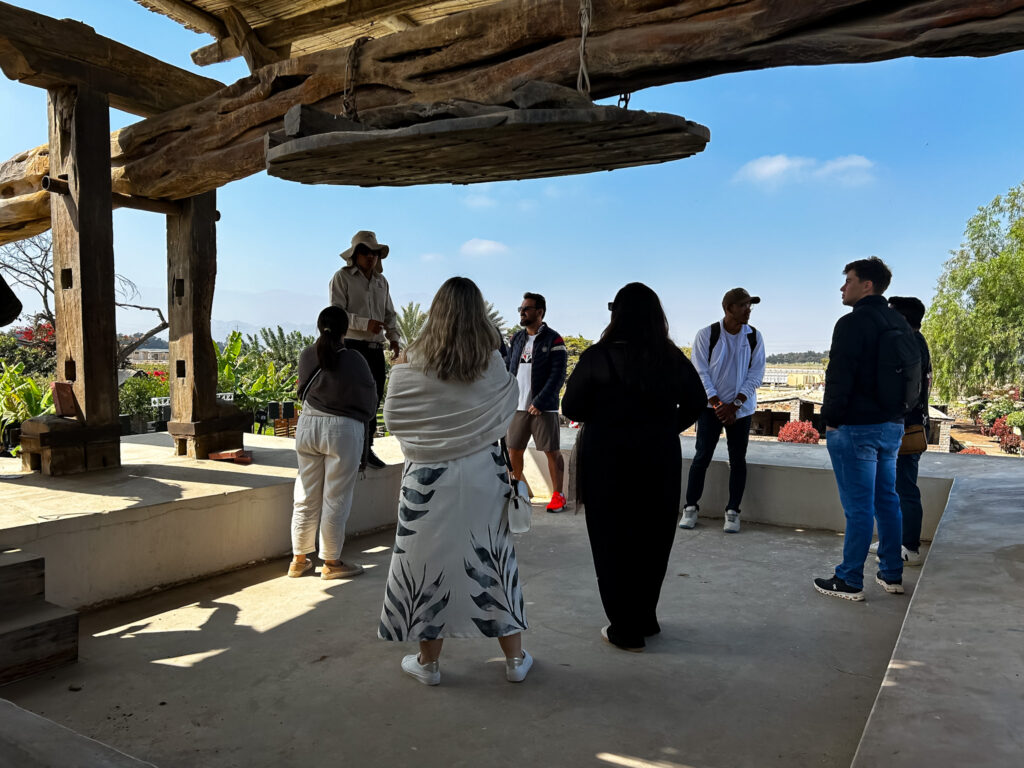 Agentes em visita na área histórica de produção de pisco