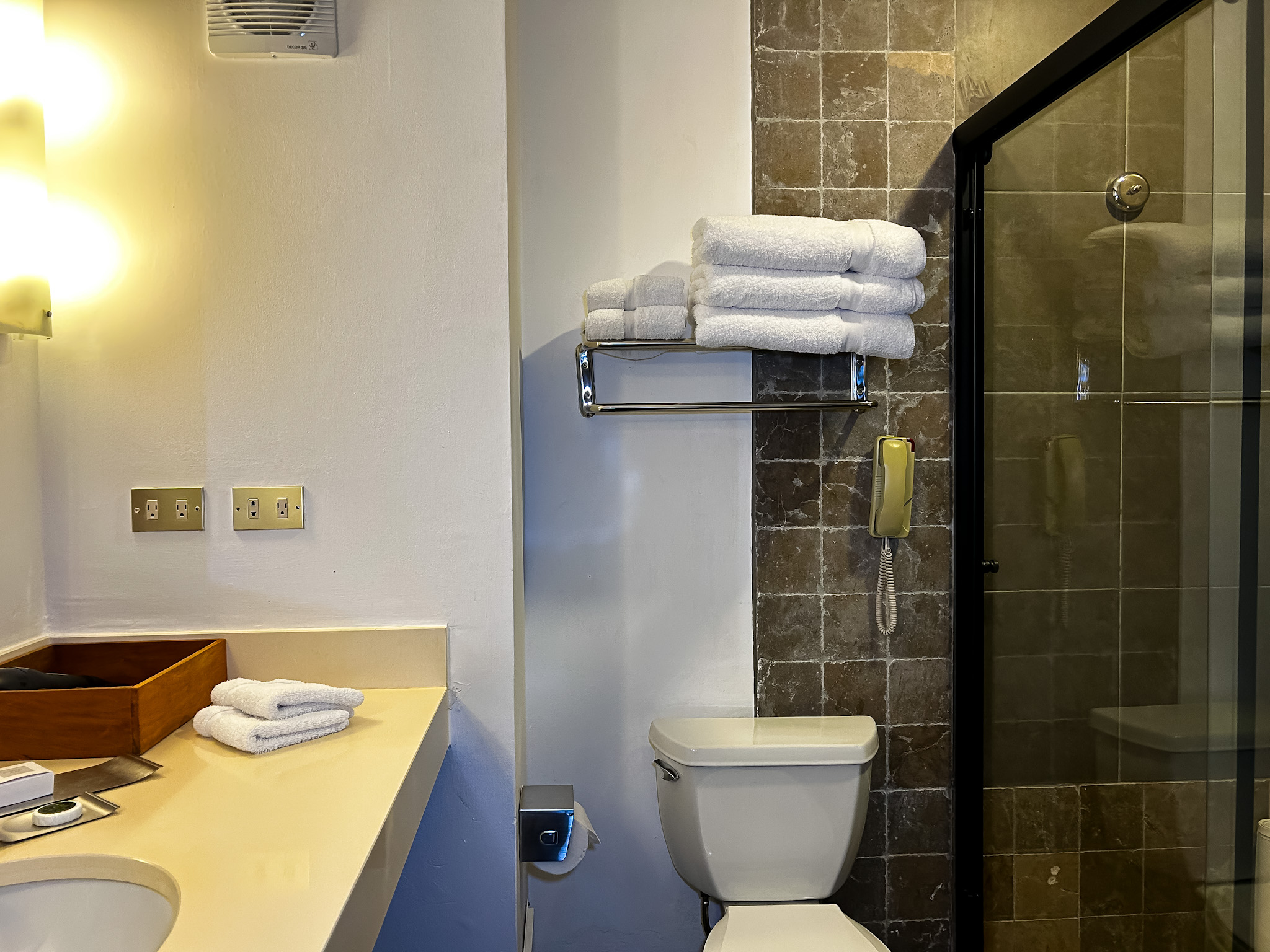 Banheiro da acomodação standard no The Legend by Hyatt Banheiro da acomodação standard no The Legend by Hyatt
