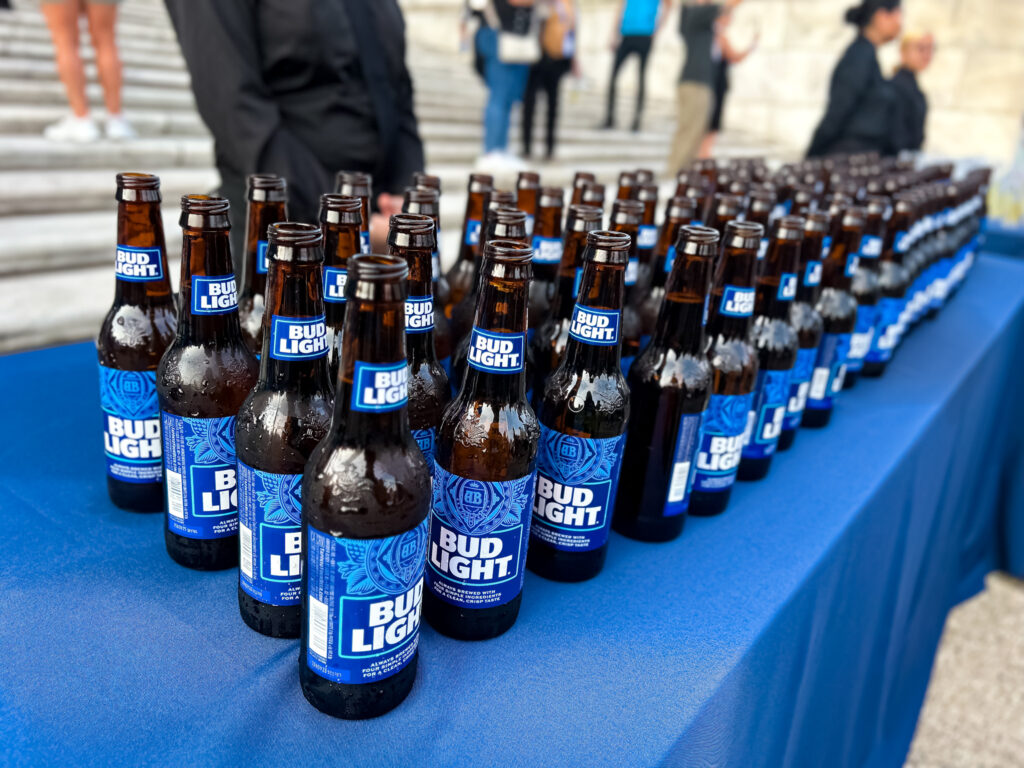 Bebidas e comida à vontade foram infetadas na festa