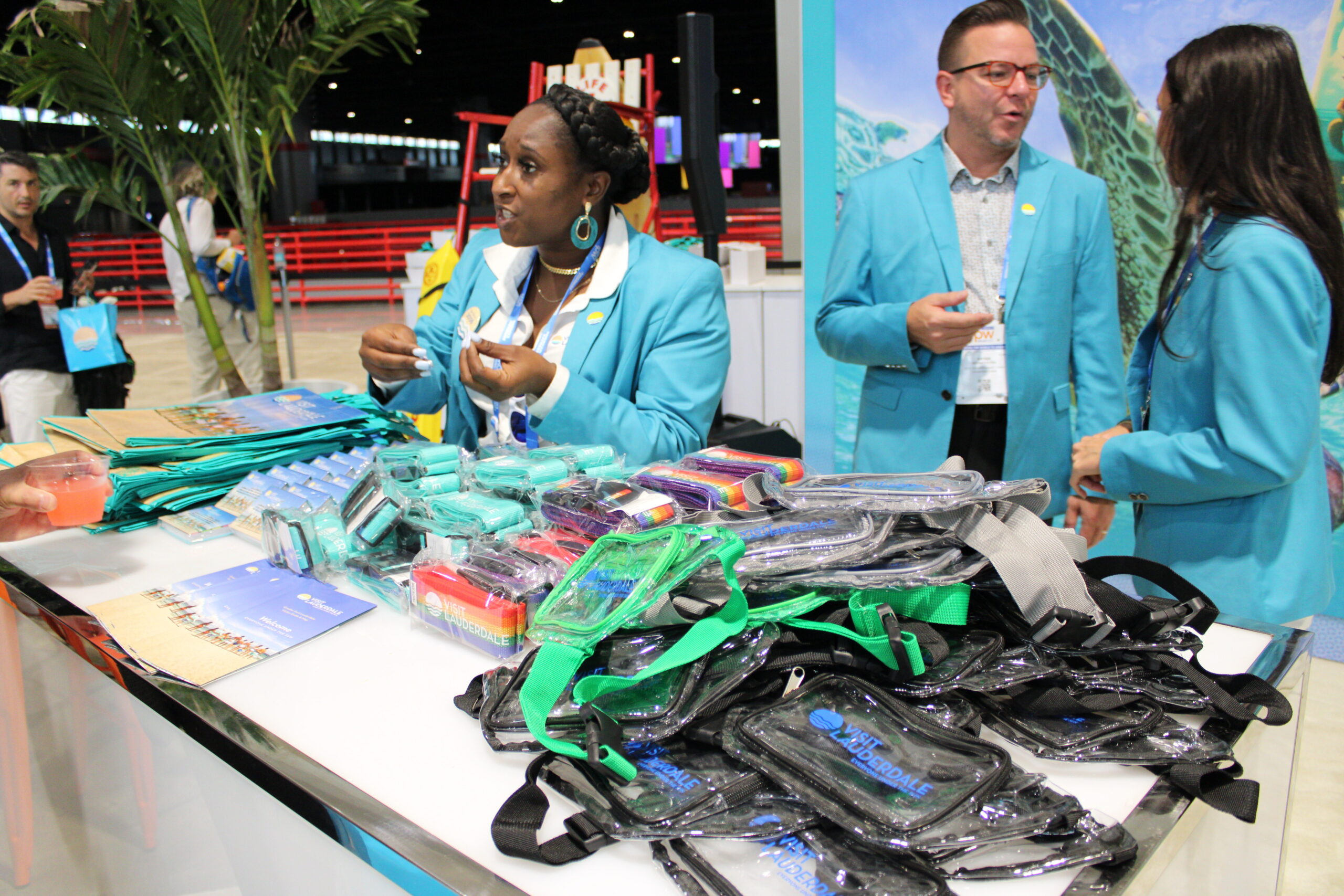 Brindes foram entregues aos presentes Brindes foram entregues aos presentes