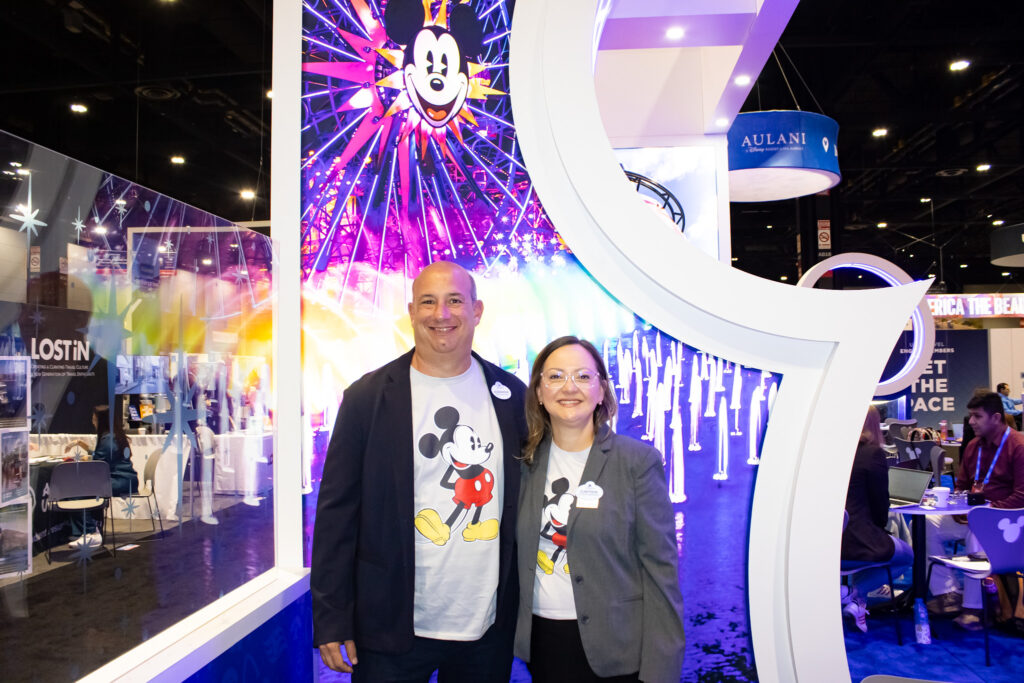 Cinthia Douglas, Diretora de Marketing e Vendas, e Alexander Haim, Gerente Sênior de Vendas da Disney Brasil durante IPW 2025